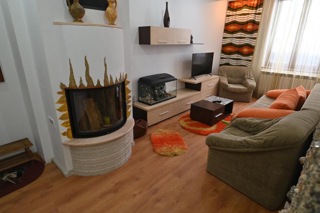 Apartament Camelia Petrozsény Kültér fotó