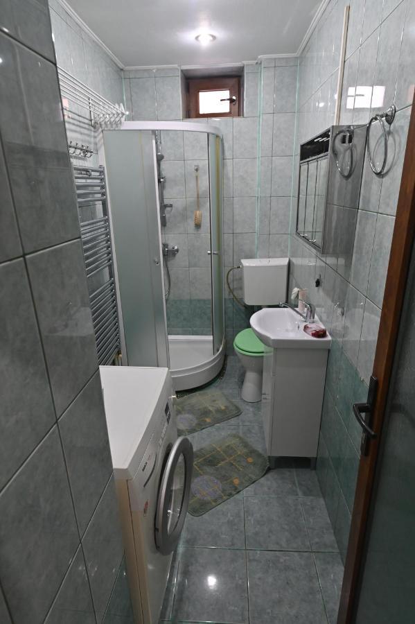 Apartament Camelia Petrozsény Kültér fotó